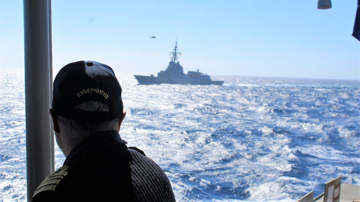 Την Παρασκευή 08 και το Σάββατο 09 Απριλίου 2022 και στο πλαίσιο των διεθνών συνεργασιών των Ελληνικών Ενόπλων Δυνάμεων σύμφωνα με τον σχεδιασμό του ΓΕΕΘΑ, διεξήχθη συνεκπαίδευση PASSEX (Passing Exercise) της Φρεγάτας ΑΝΔΡΙΑΣ, του Υποβρυχίου ΠΙΠΙΝΟΣ, ενός Αεροσκάφους Ναυτικών Επιχειρήσεων καθώς και 2 F-16 της Πολεμικής Αεροπορίας με μονάδες της Μόνιμης Συμμαχικής Ναυτικής Δύναμης 2 (Standing NATO Maritime Group Two SNMG 2), στην ευρύτερη θαλάσσια περιοχή νοτιοανατολικά της Καρπάθου. Κατά τη διάρκεια της συνεκπαίδευσης εκτελέστηκαν αντικείμενα αντιαεροπορικού και ανθυποβρυχιακού πολέμου, σύνθεσης και ανταλλαγής τακτικής εικόνας, επικοινωνιών και προχωρητικών ελιγμών.