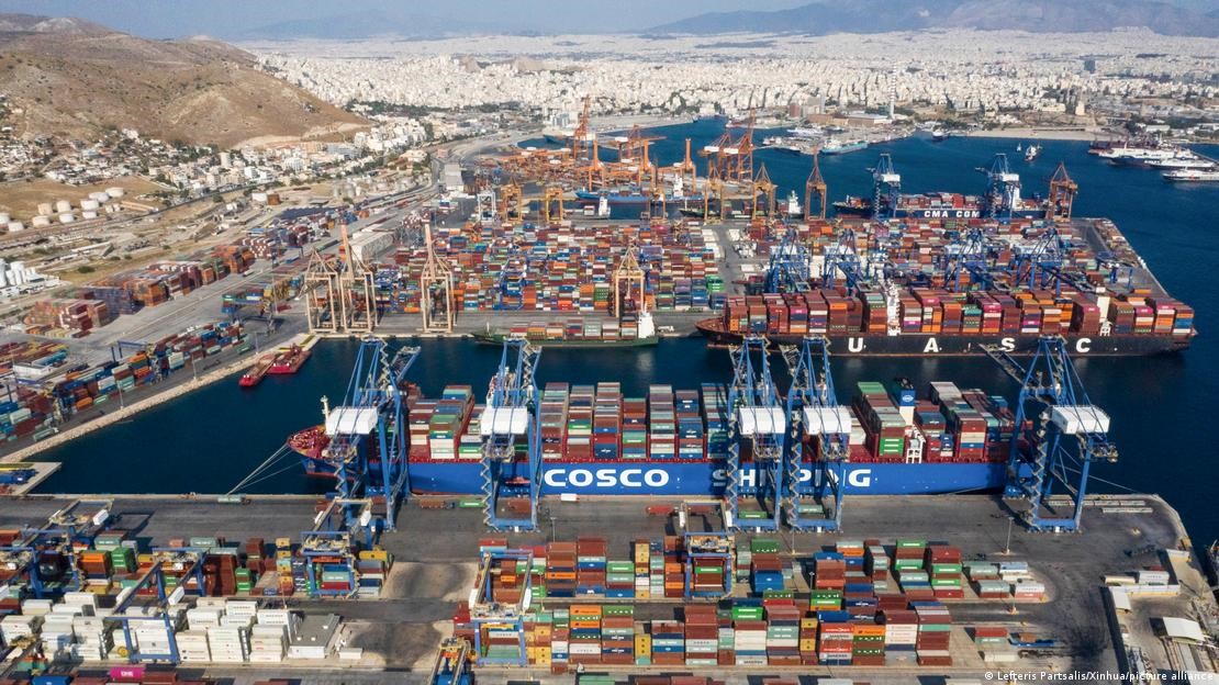 Τερματικός σταθμός της Cosco λιμάνι του Πειραιά Lefteris Partsalis Xinhua picture alliance