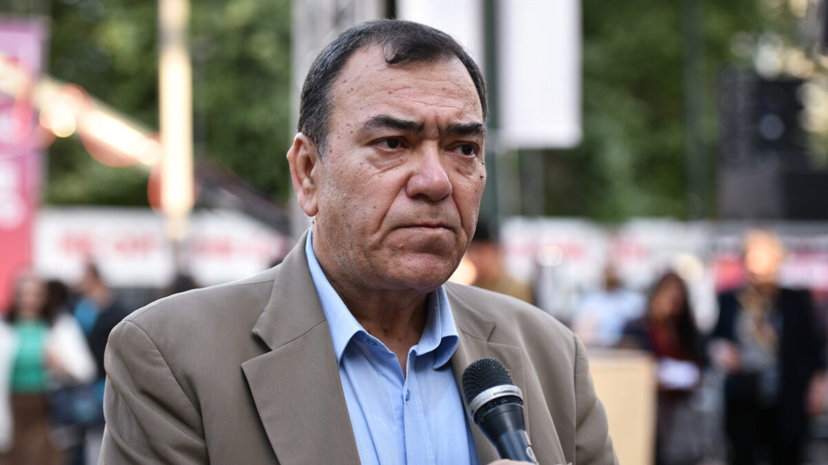 Ο Γ. Παπακωνσταντίνου είναι Υποπτέραρχος (Μ) εν αποστρατεία, πρώην πρόεδρος της Ανεξάρτητης Ενωσης Αποστράτων Ενόπλων Δυνάμεων και υποψήφιος βουλευτής του ΚΚΕ στην Α' Αθήνας