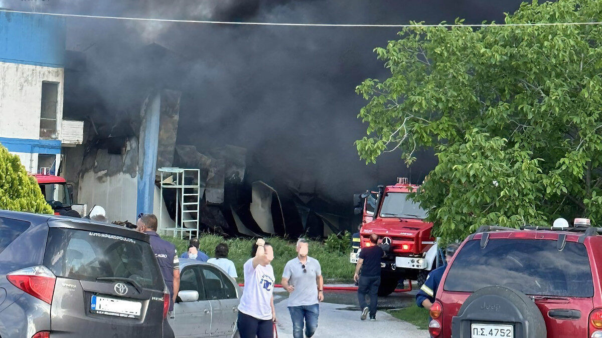 πυρκαγιά σε εργοστάσιο έξω από την Λάρισα