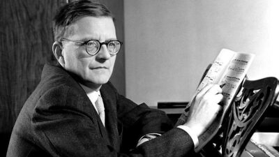 Ντμίτρι Σοστακόβιτς, (Dmitri Dmitrievich Shostakovich) Σοβιετικός συνθέτης, παρέλαβε πολυάριθμες τιμητικές διακρίσεις και κρατικά βραβεία, ενώ θήτευσε στο «Ανώτατο Σοβιέτ»