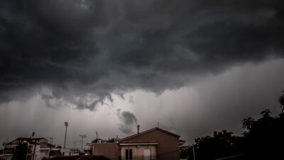 Σύννεφα καταιγίδας πάνω από την πόλη των Τρικάλων το μεσημέρι της Δευτέρας 27 Αυγούστου 2018
