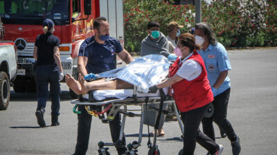 Διασωθέντες μετανάστες απ' το πολύνεκρο ναυάγιο στα ανοικτά της Πύλου λαμβάνουν τις πρώτες βοήθειες