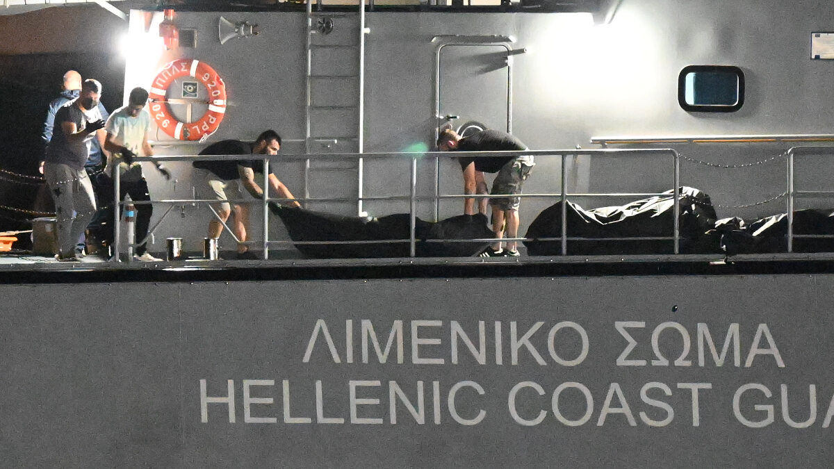 Στο λιμάνι της Καλαμάτας πλωτό του Λιμενικού Σώματος - Ελληνικής Ακτοφυλακής μεταφέρει τις ανεβρεθείσες μέχρι τώρα σωρούς από το ναυάγιο ανοικτα της Πύλου. Πέμπτη 15 Ιουνίου 2023