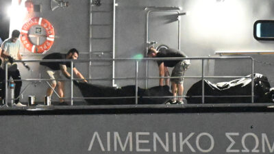 Στο λιμάνι της Καλαμάτας πλωτό του Λιμενικού Σώματος - Ελληνικής Ακτοφυλακής μεταφέρει τις ανεβρεθείσες μέχρι τώρα σωρούς από το ναυάγιο ανοικτα της Πύλου. Πέμπτη 15 Ιουνίου 2023
