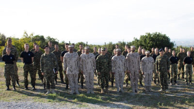 Επίσκεψη στρατιωτικών απ' τα ΗΑΕ και τη Ρουμανία στη Σχολή Μονίμων Υπαξιωματικών (ΣΜΥ)