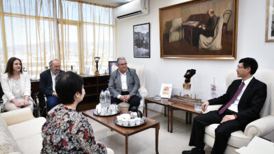 Συνάντηση του δημήτρη κουτσούμπα με τον πρέσβη του βιετνάμ