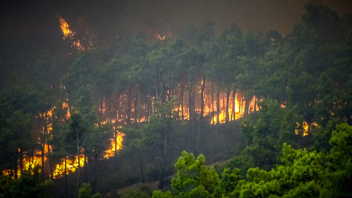Για τέταρτη μέρα η μεγάλη πυρκαγιά στην Ρόδο, μαίνεται ανεξέλεγκτη, στιγμιότυπα από τις περιοχές Κιοτάρι, Λάρδος, Γλύστρα,
