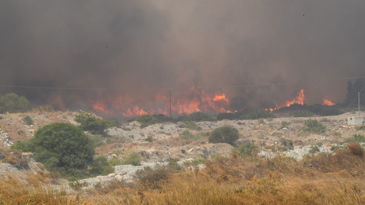 Για έβδομη ημέρα καίει η φωτιά στη Ρόδο