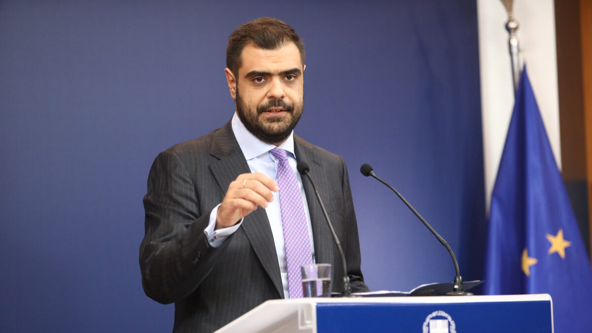 Ο κυβερνητικός εκπρόσωπος, Παύλος Μαρινάκης σε ενημέρωση των πολιτικών συντακτών
