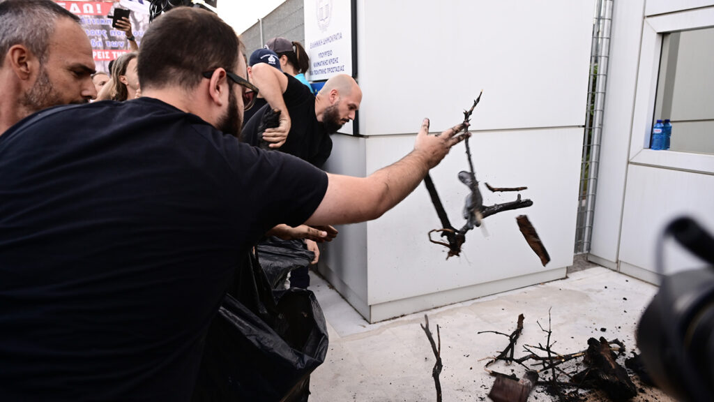 Μεγάλη συγκέντρωση στο Υπουργείο Κλιματικής Κρίσης και Πολιτικής Προστασίας