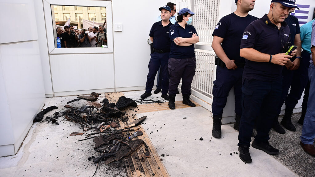Μεγάλη συγκέντρωση στο Υπουργείο Κλιματικής Κρίσης και Πολιτικής Προστασίας