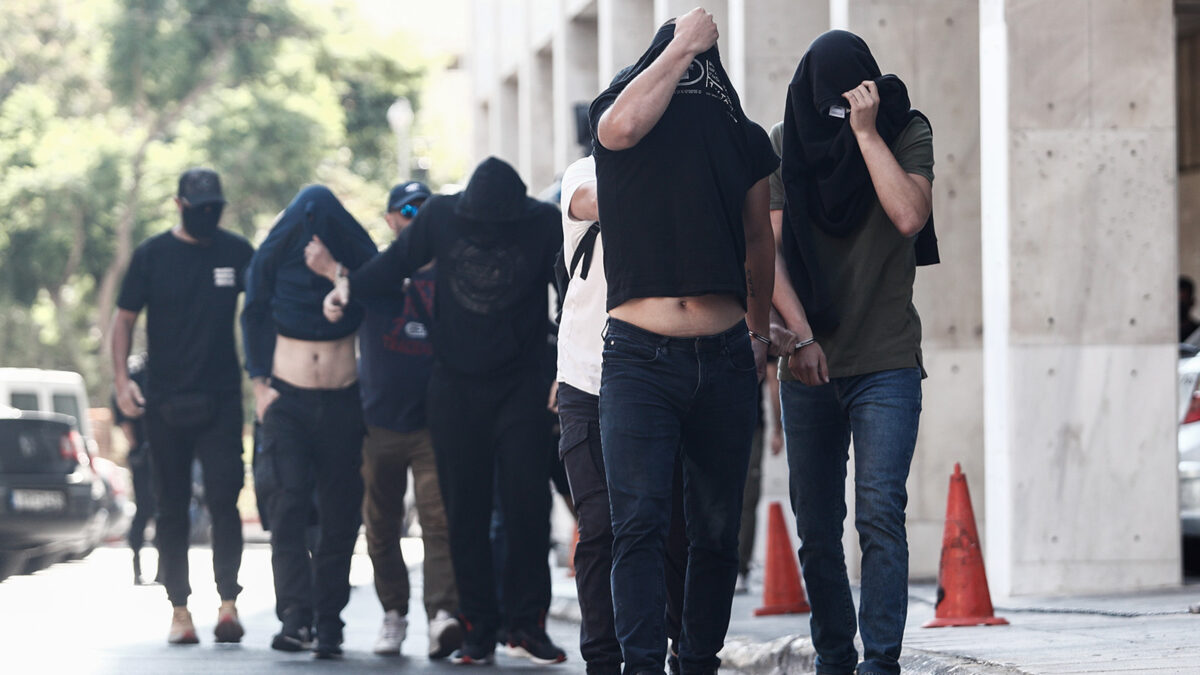 Προφυλακίστηκαν και οι 40 κατηγορούμενοι για τη δολοφονική επίθεση φασιστών στη Νέα Φιλαδέλφεια που απολογήθηκαν κατά ομάδες το Σάββατο.