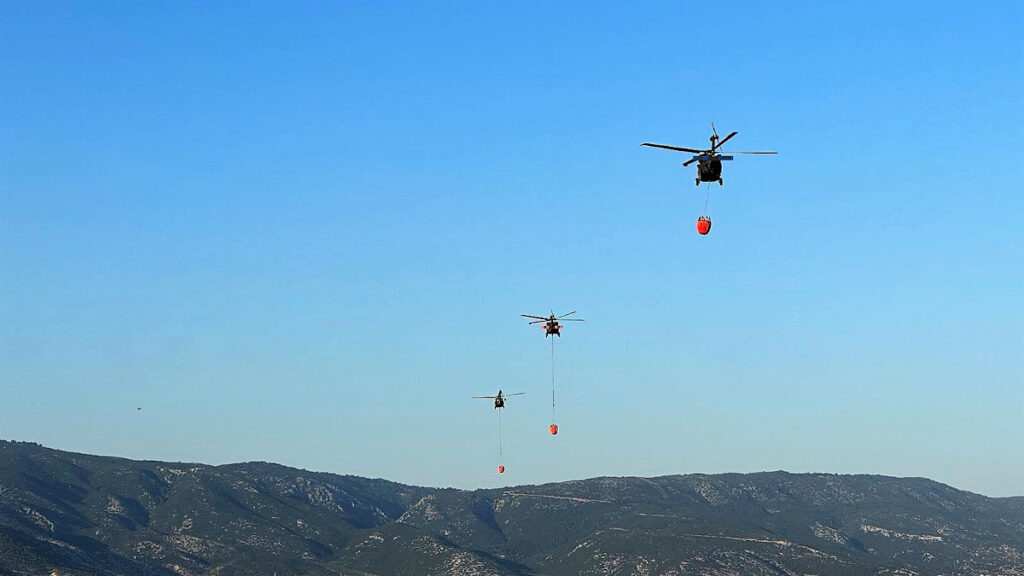 Αμερικανικά ελικόπτερα black hawk που σταθμεύουν στο Στεφανοβίκειο, συνδράμουν στις πυρκαγιές στη Μαγνησία, Ιούλιος 2023