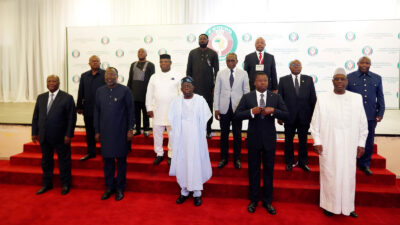 Ανοικτό το ενδεχόμενο της στρατιωτικής επέμβασης στο Νίγηρα άφησαν ηγέτες της «Οικονομικής Κοινότητας Δυτικής Αφρικής» (ECOWAS), αποφασίζοντας κατά την έκτακτη σύνοδο τους στην Αμπούτζα της Νιγηρίας να δώσουν εντολή σε στρατιωτική δύναμη «να είναι εν αναμονή δράσης».
