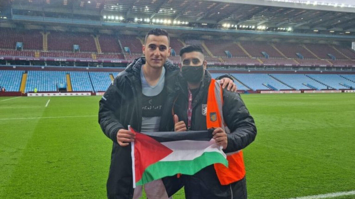 Ο Ανουάρ Ελ Γκαζί, μαροκινής καταγωγής Ολλανδός ποδοσφαιριστής της γερμανικής Μάιντζ, με την Παλαιστινιακή σημαία