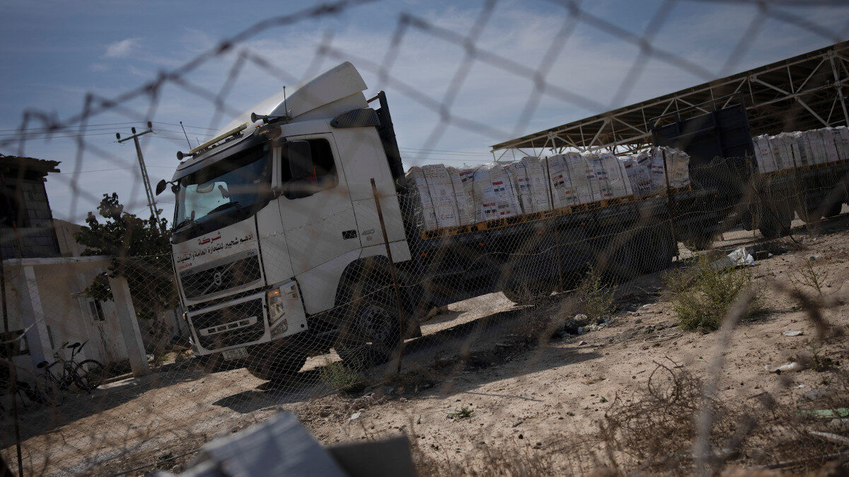 Καθηλωμένα τα φορτηγά που είναι φορτωμένα με τη βοήθεια προς τους Παλαιστίνιους της λωρίδας της Γάζας στο συνοριακό σταθμό της Ράφα στην Αίγυπτο / Σάββατο 21 Οκτώβρη 2023