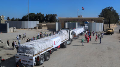 ΡΑΦΑ - ΛΩΡΙΔΑ ΤΗΣ ΓΑΖΑΣ - Ανθρωπιστική βοήθεια - οχήματα του Ερυθρού Σταυρού («Ερυθράς Ημισελήνου») στο μεθοριακό σταθμό της Ράφα μεταξύ Γάζας και Αιγύπτου