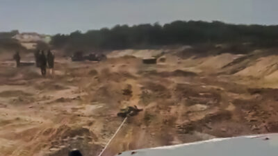 Ισραηλινό στρατιωτικό όχημα σέρνει έναν νεκρό Παλαιστίνιο μαχητή