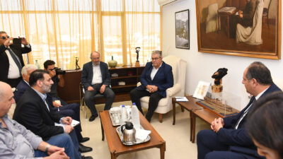 Ο ΓΓ της ΚΕ του ΚΚΕ Δημήτρης Κουτσούμπας συναντήθηκε σήμερα, στην έδρα της ΚΕ του Κόμματος στον Περισσό, με τον πρέσβη της Παλαιστίνης Yussef Dorkhom. Στη συνάντηση συμμετείχε ακόμα ο Γιώργος Μαρίνος, μέλος του ΠΓ της ΚΕ και βουλευτής του ΚΚΕ.