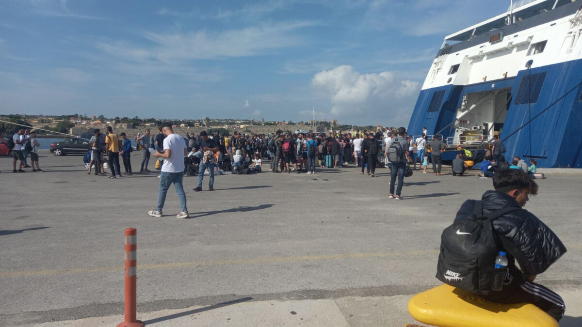 Μετανάστες και πρόσφυγες στο λιμάνι της Ρόδου