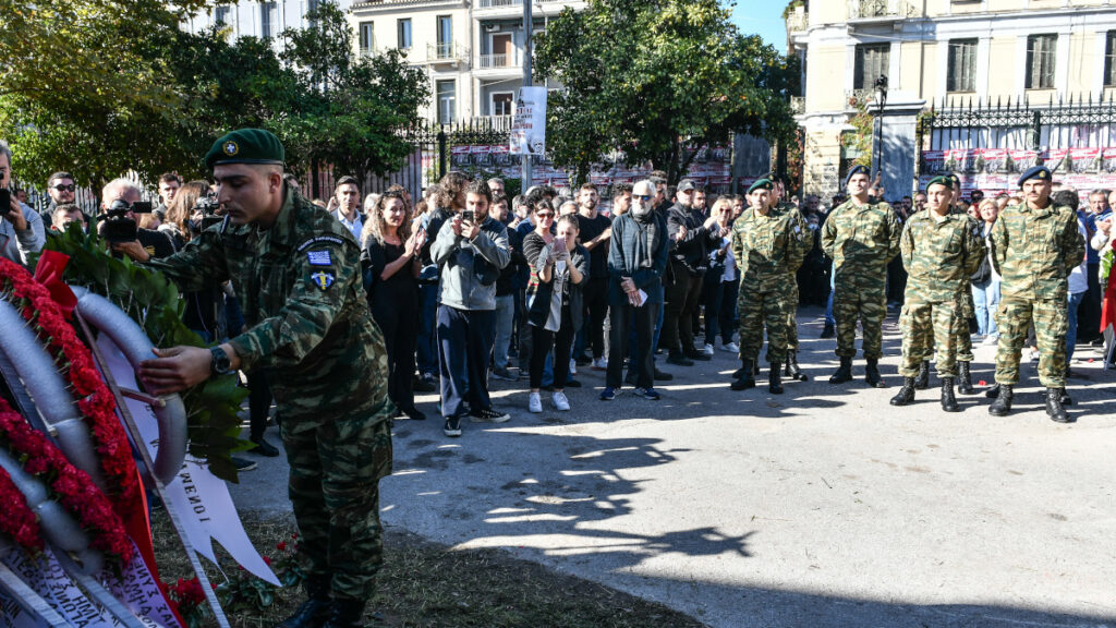 Κατάθεση στεφάνου από τους νέους στρατευμένους στην 50η επέτειο της εξέγερσης του Πολυτεχνείου