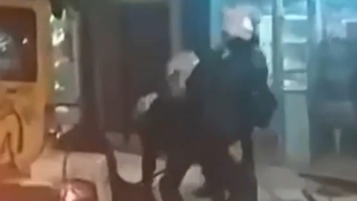 Ξυλοδαρμός διαδηλωτή από αστυνομικό των ΜΑΤ