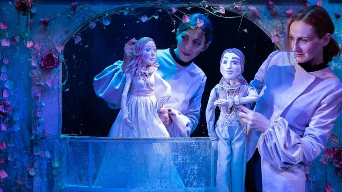 Θέατρο 104: Μια παράσταση της «Παραμυθοχώρας» για όλη την οικογένεια. «Μια περιπέτεια για τον Ρωμαίο» της Μαρίας Παπαγιάννη με τη μουσική και τα τραγούδια του Θάνου Μικρούτσικου