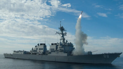 Το Αντιτορπιλικό του Πολεμικού Ναυτικού των ΗΠΑ, USS Preble (DDG 88), κατά την εκτόξευση πυραύλου Tomahawk