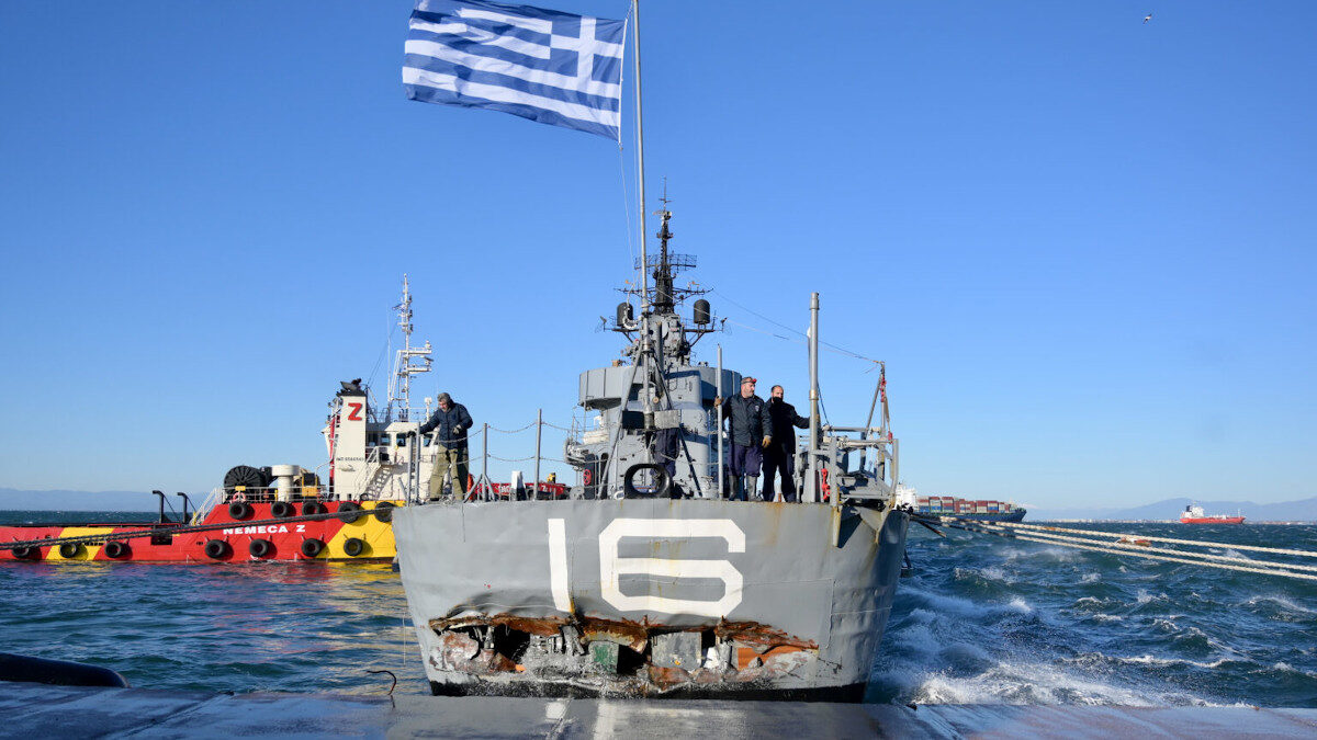 Το ιστορικό πλοίο του Πολεμικού ναυτικού "Βέλος" με σοβαρές ζημιές στην πρύμνη, Θεσσαλονίκη