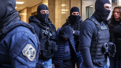 Ο 18χρονος που κατηγορείται ότι εκτόξευσε τη φωτοβολίδα σε αστυνομικό στην ανακρίτρια πειραιά