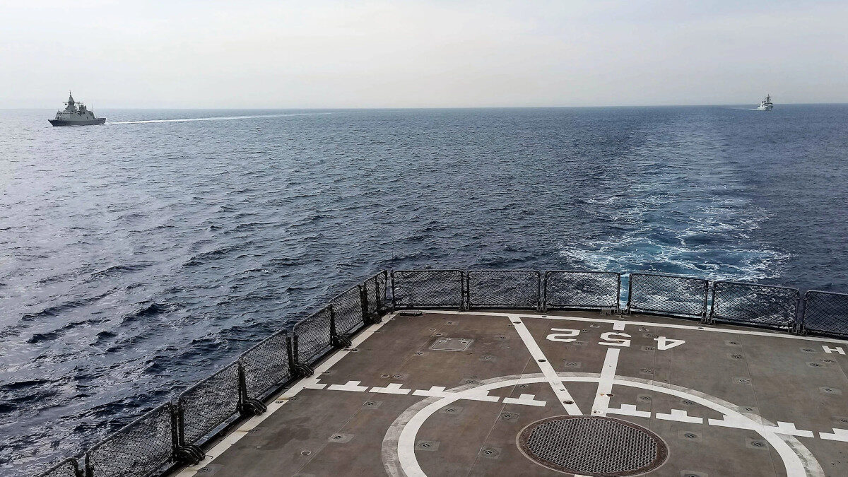Η Φρεγάτα Ύδρα (F452) του Πολεμικού Ναυτικού με τις κορβέτες «Abu Dhabi» και «Mezyad» των Ηνωμένων Αραβικών Εμιράτων, στη θαλάσσια περιοχή του Περσικού Κόλπου / Φεβρουάριος 2021