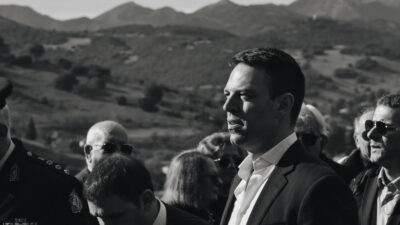 Ο πρόεδρος του ΣΥΡΙΖΑ, Στέφανος Κασσελάκης στο μνημείο στα Καλάβρυτα