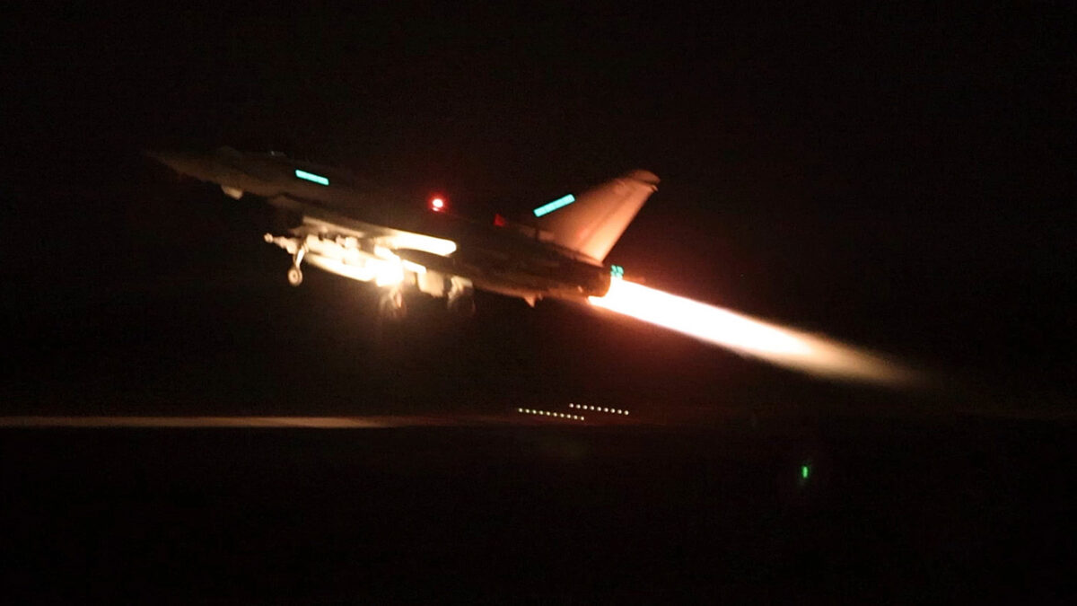 Φωτογραφία που δημοσιοποίησε το υπ. Άμυνας της Βρετανίας απο την απογείωση μαχητικού απο την βάση RAF Akrotiri για την Υεμένη