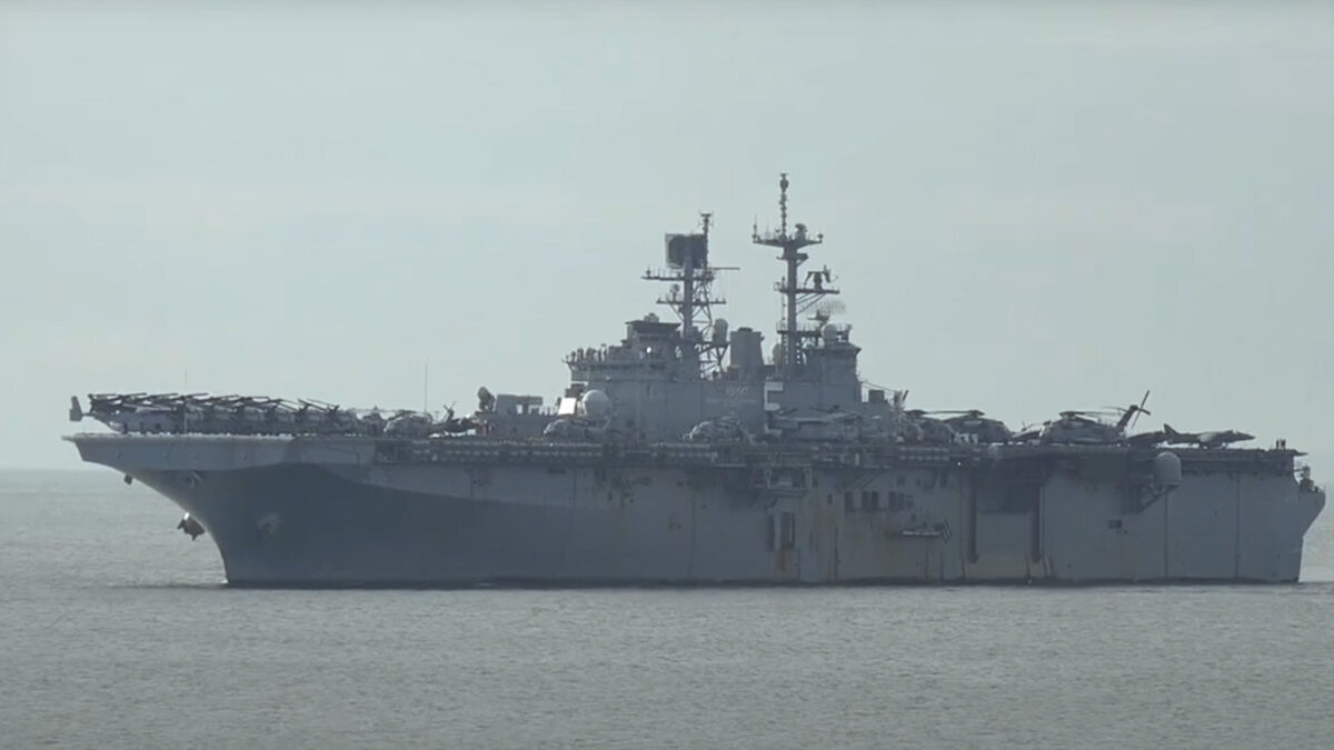 Το «USS Bataan» στον Φαληρικό Ορμο