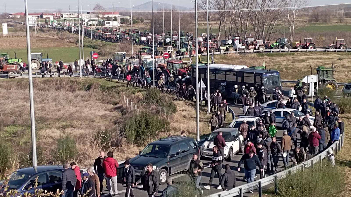 Βιοπαλαιστές αγρότες - κτηνοτρόφοι: Με μπλόκα και πολύμορφη δράση σε όλη τη χώρα δίνουν αγώνα επιβίωσης