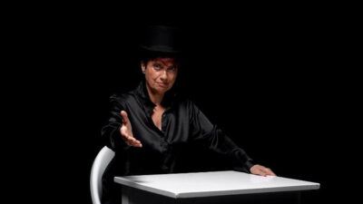 Θέατρο «Μοντέρνοι Καιροί»: «Τα Όρια» σε σκηνοθεσία Κώστα Νταλιάνη με την Εβίτα Παπασπύρου σε έναν ερμηνευτικό μαραθώνιο πολλαπλών ρόλων