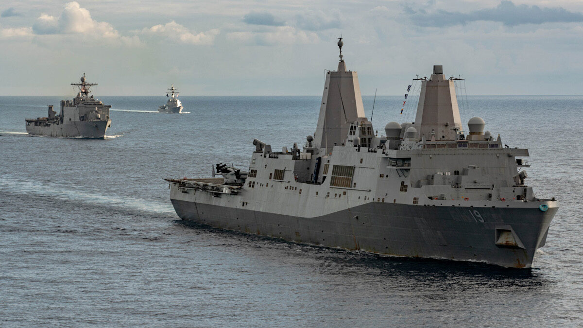 Η «26η Εκστρατευτική Μονάδα Πεζοναυτών» (26th MEU) των ΗΠΑ συμμετέχοντας στην «Ομάδα Αμφίβιας Ετοιμότητας Bataan» που αποτελείται από το ελικοπτεροφόρο «USS Bataan» (LHD 5), το αποβατικό πλοίο «USS Carter Hall» (LSD 50) και το αμφίβιο μεταφορικό πλοίο «USS Mesa Verde» (LPD 19)