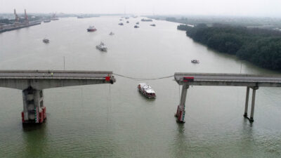 Κίνα: Πλοίο έπεσε πάνω σε γέφυρα (Λισίνσα) - Δύο νεκροί και τρεις αγνοούμενοι