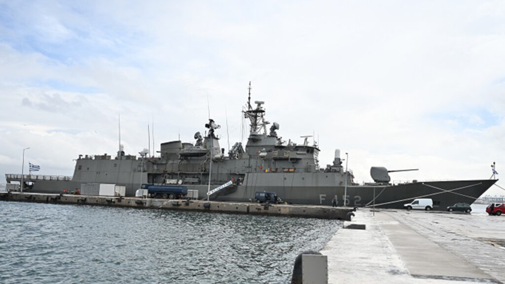 Η φρεγάτα «Ύδρα» στον Ναύσταθμο Σαλαμίνας, πριν τον απόπλου της για την Ερυθρά Θάλασσα, όπου θα συμμετάσχει στην ευρωπαϊκή επιχείρηση ΑΣΠΙΔΕΣ. Δευτέρα 26 Φεβρουαρίου 2024