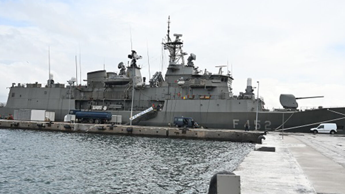 Η φρεγάτα «Ύδρα» στον Ναύσταθμο Σαλαμίνας, πριν τον απόπλου της για την Ερυθρά Θάλασσα, όπου θα συμμετάσχει στην ευρωπαϊκή επιχείρηση ΑΣΠΙΔΕΣ. Δευτέρα 26 Φεβρουαρίου 2024