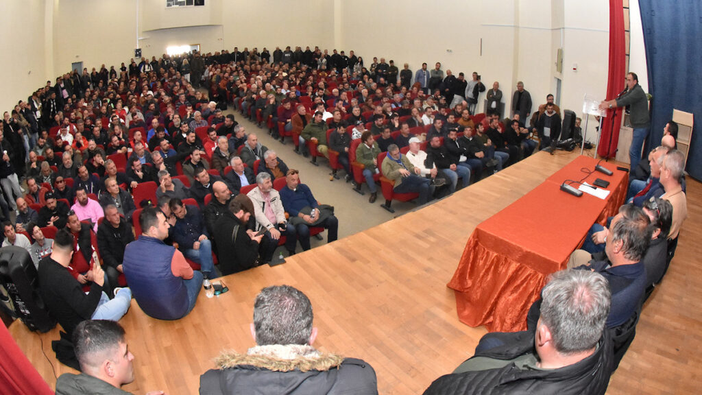 Βιοπαλαστές αγρότες - κτηνοτρόφοι / Κλιμάκωση του αγώνα με πολύμορφη δράση αποφάσισε η πανελλαδική σύσκεψη συντονισμού των αγωνιζόμενων αγροτών / Νίκαια Λάρισας / 06/02/2024