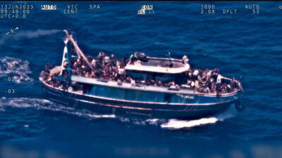 Το σαπιοκάραβο - αλιευτικό πριν ναυαγήσει στ' ανοιχτά της Πύλου στο Ιόνιο Πέλαγος τη νύχτα της 13ης Ιούνη 2023 - Στιγμιότυπο από την κάμερα αεροπλάνου της FRONTEX