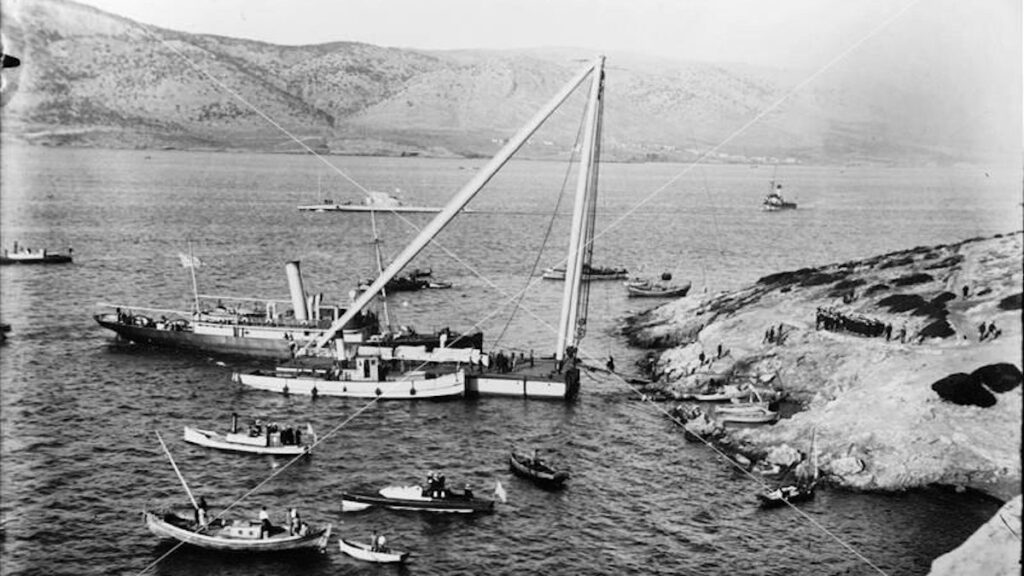 Εργασίες ανέλκυσης με χρήση πλωτού γερανού ναυστάθμου δίπλα από την Ψυτάλλεια. Μπροστά από τον πλωτό γερανό το έτερο σκάφος "ευκαιρίας" το "Έλσα Ζ". (φωτογραφία από το ψηφιακό αρχείο της ΕΡΤ)