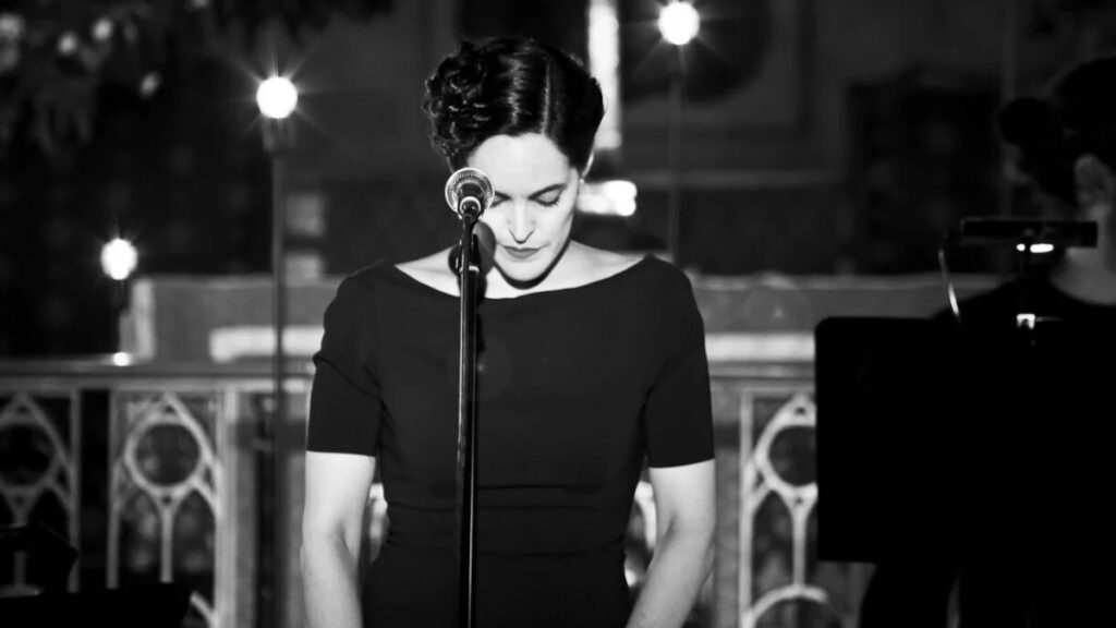 Το τραγούδι και η υποκριτική είναι αναπόσπαστα κομμάτια αυτής της σπουδαίας ηθοποιού και αισθαντικής ερμηνεύτριας / Χριστίνα Μαξούρη