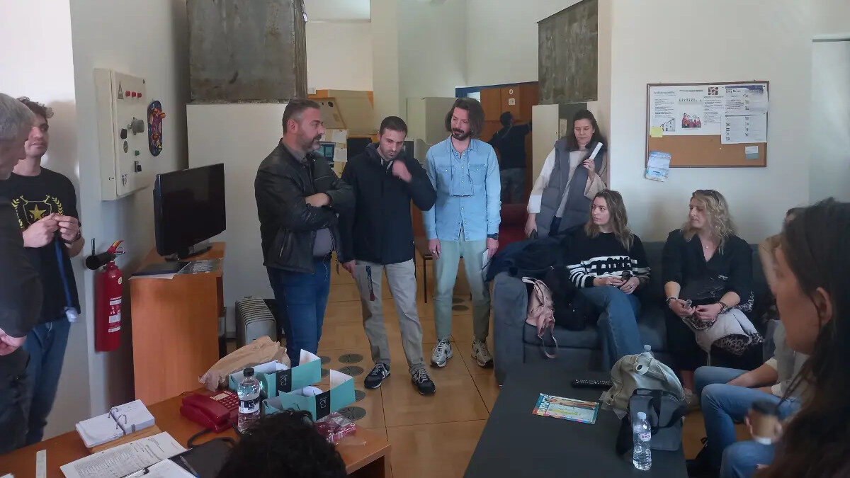 Την Υπηρεσία Πολιτικής Αεροπορίας (ΥΠΑ), στο Ελληνικό, επισκέφτηκε χτες ο Γιάννης Πρωτούλης, μέλος του ΠΓ της ΚΕ του ΚΚΕ, επικεφαλής της «Λαϊκής Συσπείρωσης» Αττικής και περιφερειακός σύμβουλος. Από την περιοδεία και τη συζήτηση με τους εργαζόμενους αναδείχθηκε η πολύ επικίνδυνη κατάσταση που διαμορφώνεται στην εναέρια κυκλοφορία λόγω της υποστελέχωσης και απαξίωσης της ΥΠΑ.