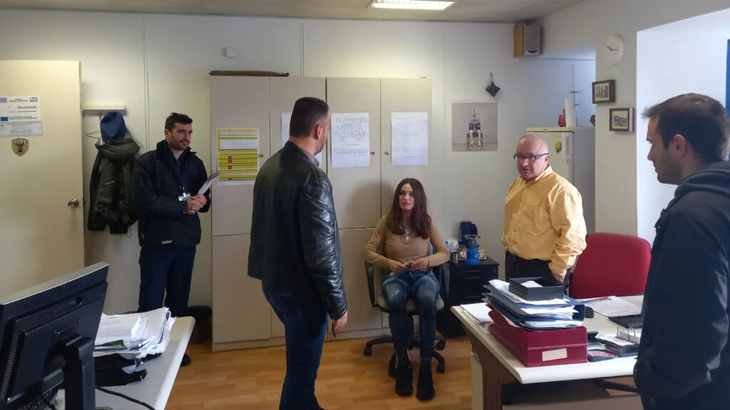 Την Υπηρεσία Πολιτικής Αεροπορίας (ΥΠΑ), στο Ελληνικό, επισκέφτηκε χτες ο Γιάννης Πρωτούλης, μέλος του ΠΓ της ΚΕ του ΚΚΕ, επικεφαλής της «Λαϊκής Συσπείρωσης» Αττικής και περιφερειακός σύμβουλος. Από την περιοδεία και τη συζήτηση με τους εργαζόμενους αναδείχθηκε η πολύ επικίνδυνη κατάσταση που διαμορφώνεται στην εναέρια κυκλοφορία λόγω της υποστελέχωσης και απαξίωσης της ΥΠΑ.