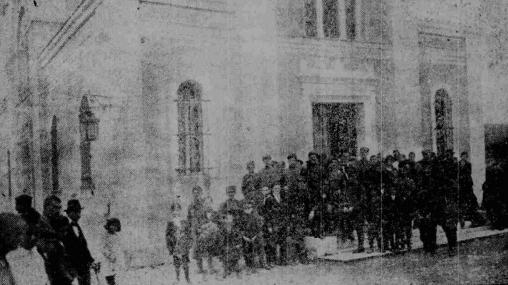 Έξω από την εκκλησία του Αγίου Ιωάννη εντός του προαυλίου χώρου του τότε Χατζηκυριάκειου Στρατιωτικού Νοσοκομείου όπου είχαν μεταφερθεί διασωθέντες του ναυαγίου του «Αλέξανδρος Ζ» αλλά και είχαν διακομιστεί τα σώματα που πνιγμένων