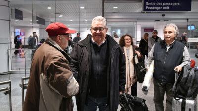 Με μια θερμή υποδοχή από φίλους του Κόμματος έγινε δεκτός στο Μόντρεαλ ξημερώματα Δευτέρας ώρα Ελλάδας, ο ΓΓ της ΚΕ του ΚΚΕ, Δημήτρης Κουτσούμπας, ο οποίος επισκέπτεται τον Καναδά και τις ΗΠΑ ως τις 27 Απρίλη.