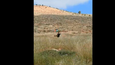 Ισραήλ: Κλώτσησε σημαία της Παλαιστίνης με αποτέλεσμα να τραυματιστεί(!)